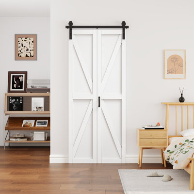 Porte de grange pliante blanche en forme de K, 91,4 cm x 213,4 cm, en bois massif fabriqué, avec quincaillerie incluse et panneaux de porte préassemblés (idéale pour un placard, un garde-manger, une buanderie, une salle de bain, etc.).