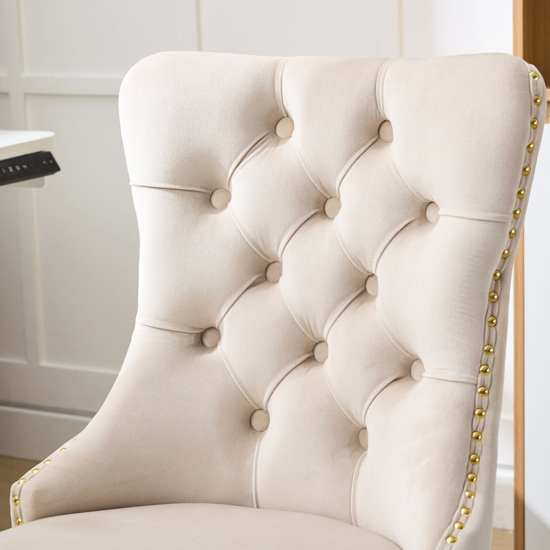 Chaise de bureau réglable en velours beige avec base en métal doré, boutons tirés à la main, garniture cloutée décorative et coussin élastique triple