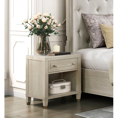 Élégante table de chevet en chêne clair avec ports de charge, tiroir de rangement et tablette, mobilier moderne en bois durable pour chambre 1 pièce