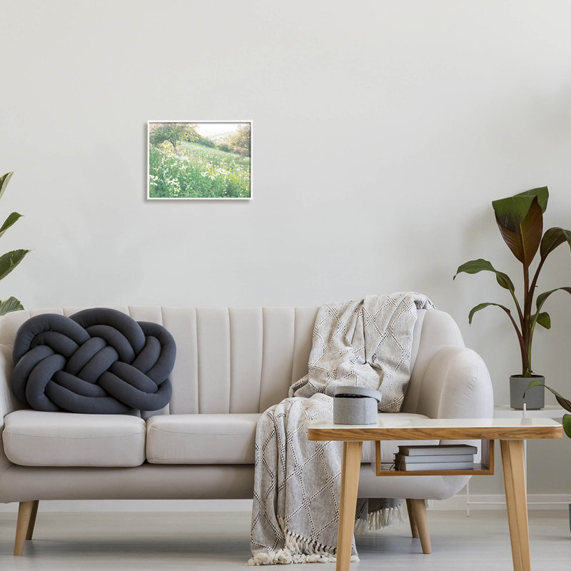 «Spring Meadow Grassland Field», estampe numérique par Leah Straatsma, H 11 po x l 14 po x P 1,5 po, Cadre blanc