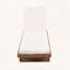 Chaise longue en bois d'acacia et en rotin PE avec coussin blanc