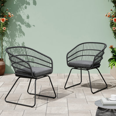 Ensemble de 2 chaises d'extérieur grises avec coussins et structure en forme de baignoire. Coussins d'eau pour un confort optimal. Dimensions : 61,4 cm (L) x 63,9 cm (P) x 79,7 cm (H). Capacité de charge : 136 kg. Design élégant et bohème aux lignes courbes.
