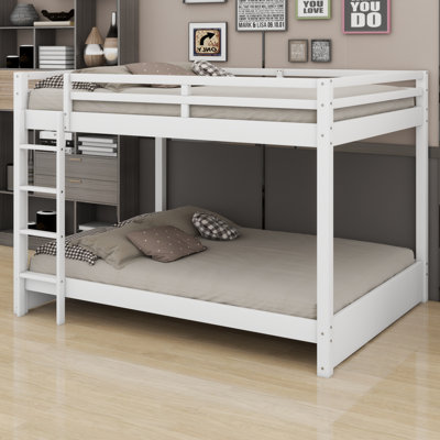 Lit superposé en bois traditionnel avec échelle