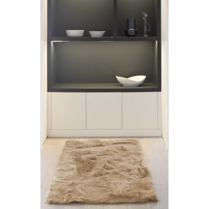 Tapis brun clair en peau de mouton à poils longs fabriqué à la main Flint