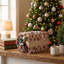 Décoration de boîte de cadeau de Noël sous l'arbre de Noël avec des pommes de pin et des baies-2082635810