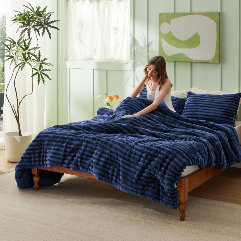 Bedsure Fluffy Comforter Set Queen - Super Soft Faux Fur Bed Set Navy, Warm Plush Fleece Winter Bedding, 3 Pieces, 1 Shaggy Fuzzy All Seasons Queen Size Comforter with 2 Pillowcases