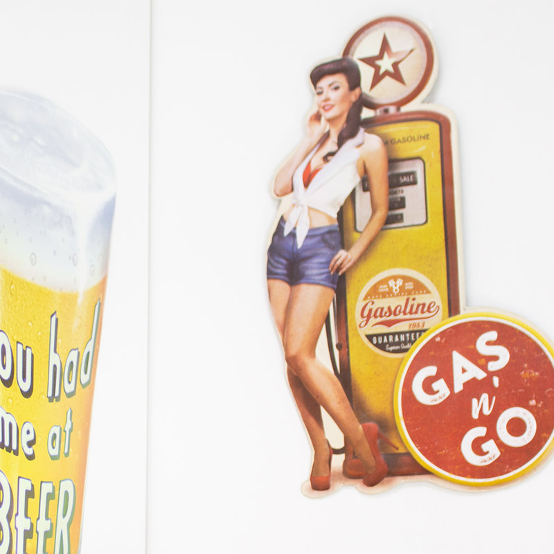 Décoration murale en métal en relief gas n go pinup
