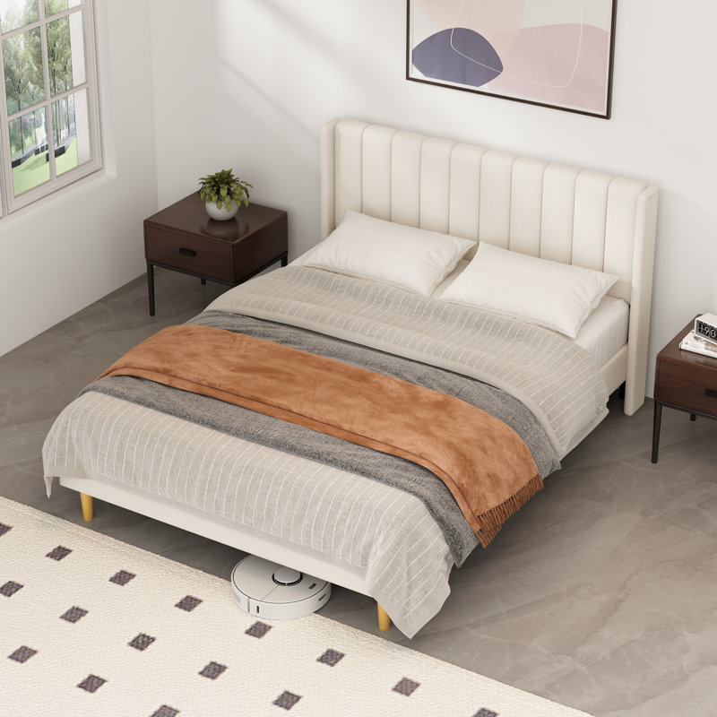 Structure de lit plateforme tapissier à grand lit avec tête de lit capitonnée verticale, pas de sommier tapissier, beige