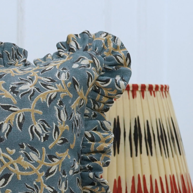 Housse de coussin imprimé à la main housse de coussin floral indien housse de coussin traditionnelle indienne housse de coussin de canapé à motif de coton (Kamal Dutta). 