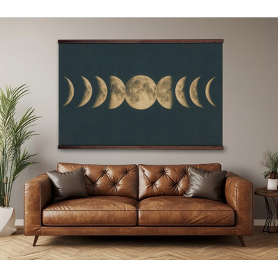 Tenture murale en toile - cycle lunaire doré sur bleu profond avec cintre en bois
