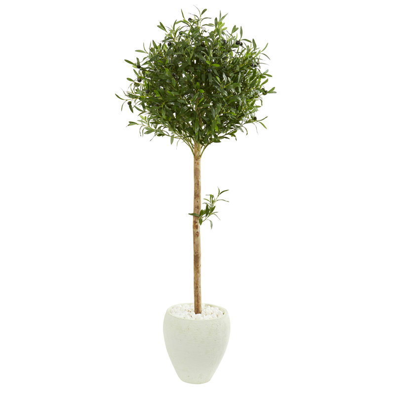 Topiaire de l’arbre artificiel dans un pot de fleurs
