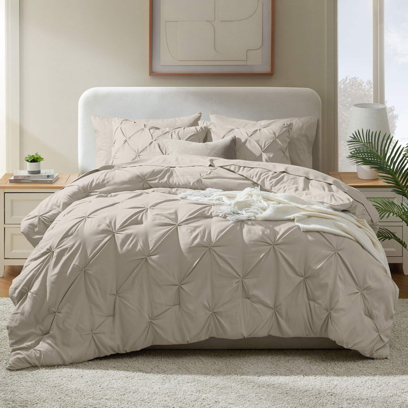 Ensemble d'édredon plissé avec draps Bed-in-a-Bag, Édredon de grande taille et 6 pièces supplément, Beige