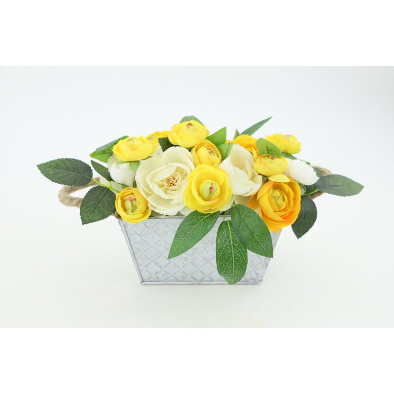 Arrangement de renoncules et centres de table en pot