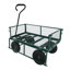 Les chariots de chariot de jardin facilitent le transport du bois de chauffage-118504415-118504417