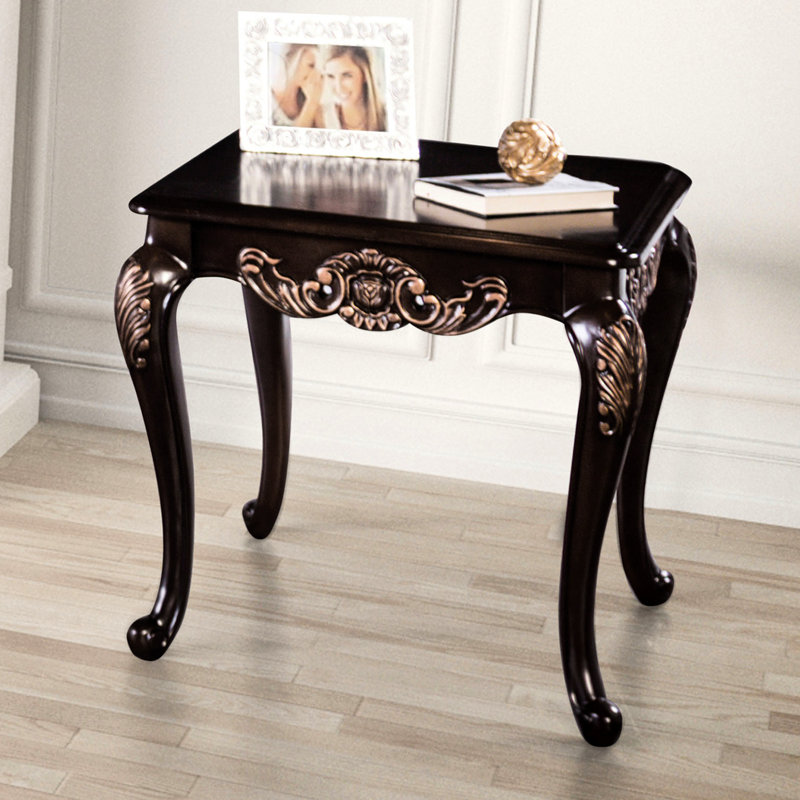 1 table de bout de style traditionnel avec finition cerisier foncé, bois massif, pieds et accents décoratifs, l 28,5 po x P 26,5 po x H 24,5 po, cerise carrée, détails dorés, détails,