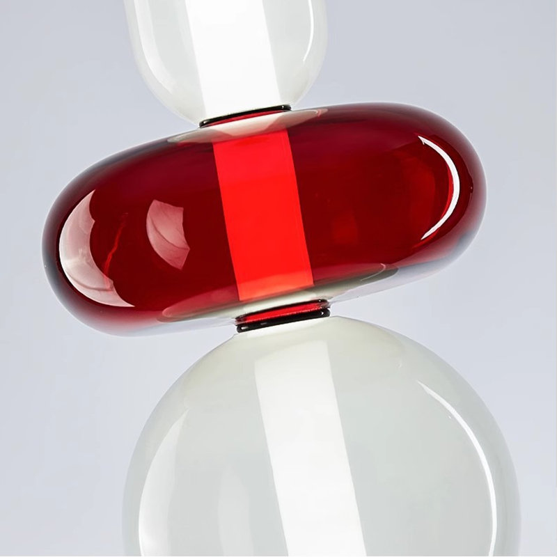 Noir / rouge + fer blanc + lampes sur pied en verre