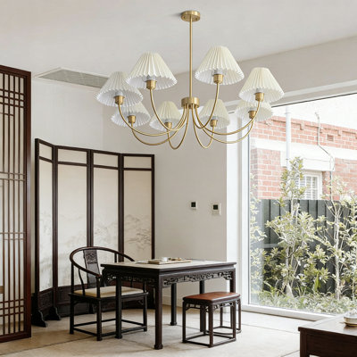 Lustre de style Mid-Century moderne avec abat-jour en tissu plissé, plafonnier en laiton brossé doré à 8 lumières pour la salle à manger et le salon