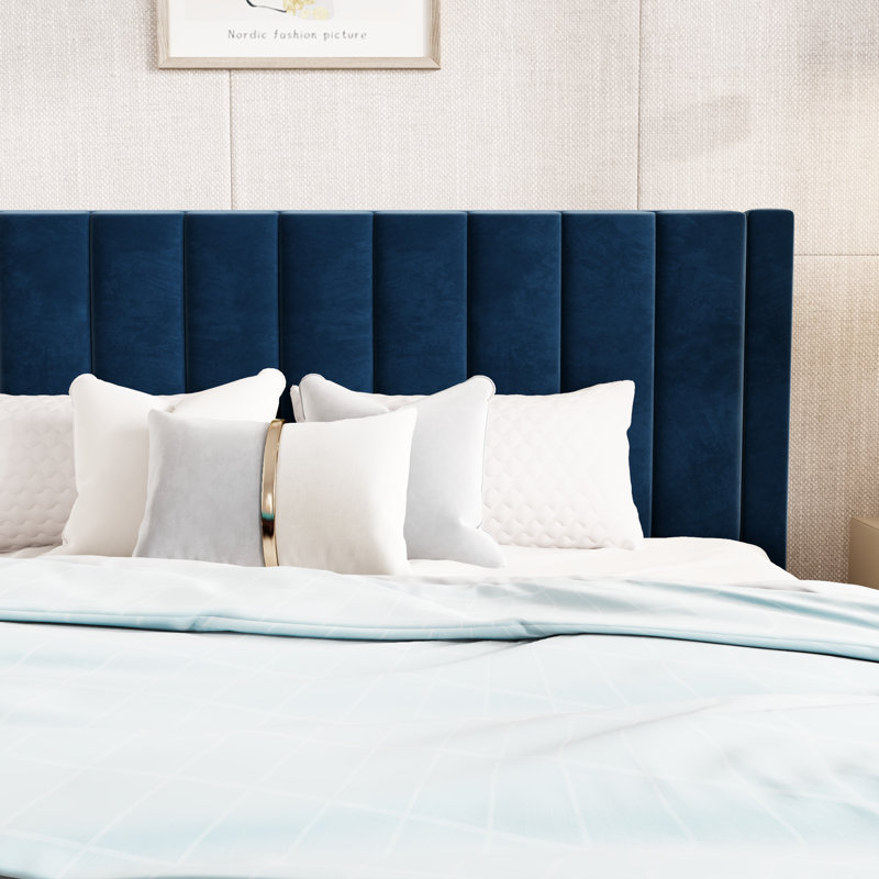Lit plateforme tapissier avec velours et tête de lit rayée Stauton, Très grand, Bleu