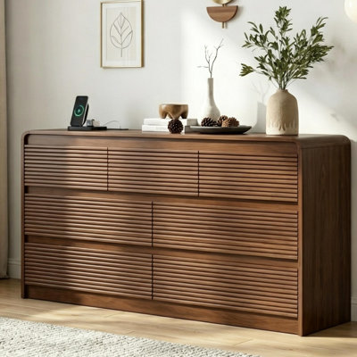 Commode 7 tiroirs pour la chambre à coucher, commode cannelée avec station de charge intégrée, commode large en noyer, organisateur de rangement à bord arrondi pour le salon de la chambre à coucher
