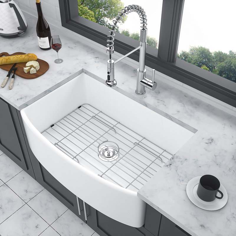 Évier de ferme 33 po en céramique avec tablier arqué
