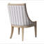 Chaise rembourrée avec garniture cloutée
