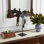 Sculpture de table selle cheval noir en métal et résine 16 po Adwan