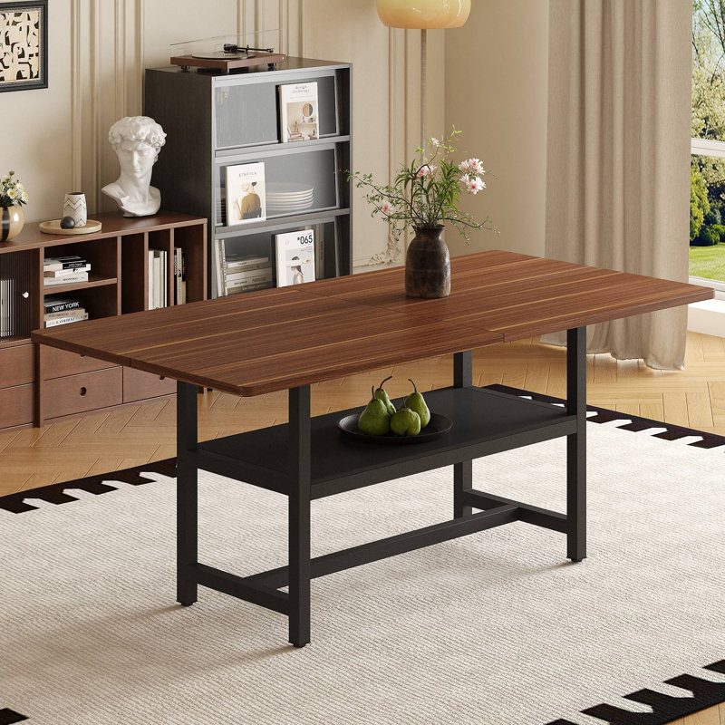 Une table de salle à manger avec un plateau habilement assemblé par quatre panneaux de fibres à densité moyenne texturés. Le bureau possède une plateforme de rangement