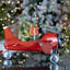 Petit avion avec arbre de Noël illuminé