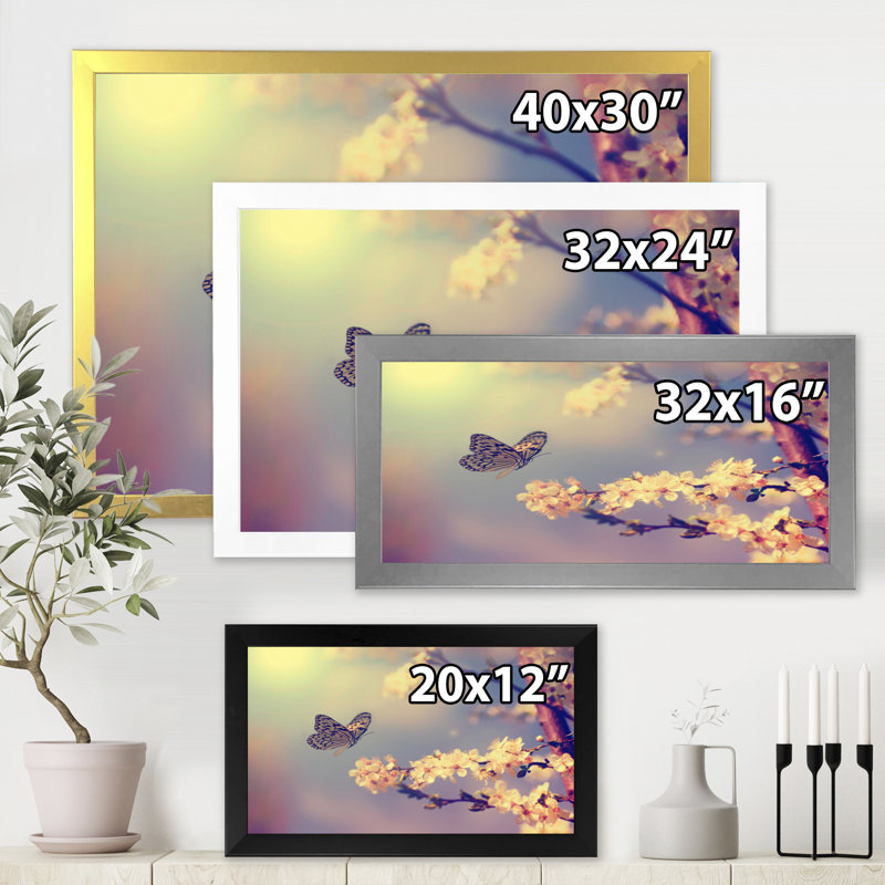 «Vintage Butterfly Flying To A White Flower», reproduction sur toile, H 24 po x l 32 po x P 1,5 po, Toile encadrée d'or