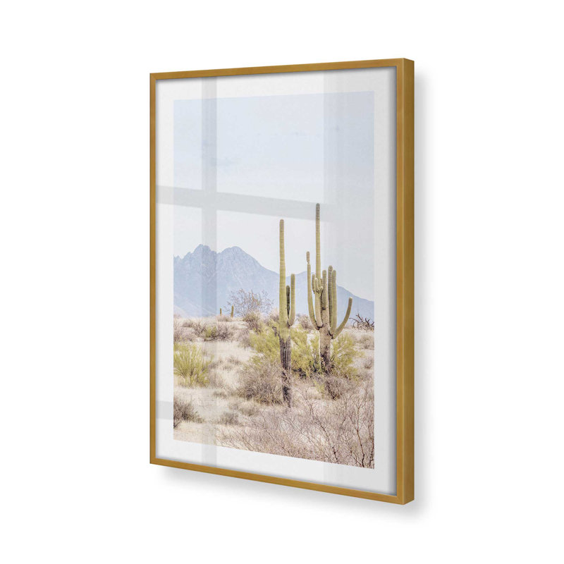 Mountain Cactus Scene, impression roulée, Cadre doré poli, H 25,25 po x l 19,25 po x P 1,25 po