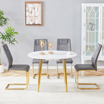 Ensemble de table et de chaises. Table de salle à manger extensible en panneau de fibres à densité moyenne. La table coulissante est idéale pour un large éventail de familles et convient à des rassemblements de différentes tailles. Elle est assortie de 4 chaises gris foncé avec des pieds en métal doré.