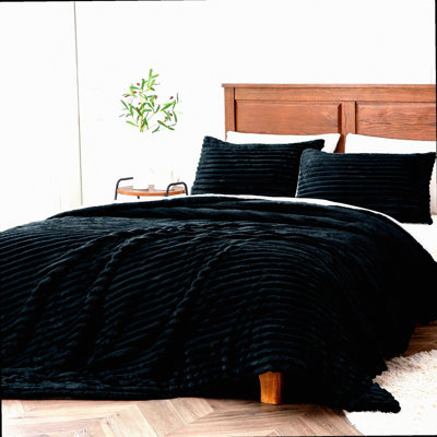 Black Arctic Cozy Comforter Set - Plush Fleece Bedding with 2 Pillow Cases - Winter Warmth and Luxury for Queen Bed - Soft and Fluffy Sleep Experience