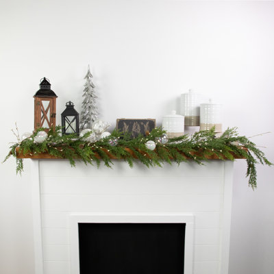 Guirlande de Noël artificielle cyprès vert 6 'avec baies blanches
