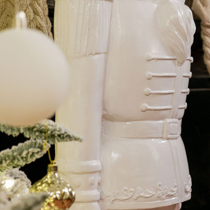 Soldat casse-noisette 4 pi Fraser Hill Farm en blanc brillant, Blanc