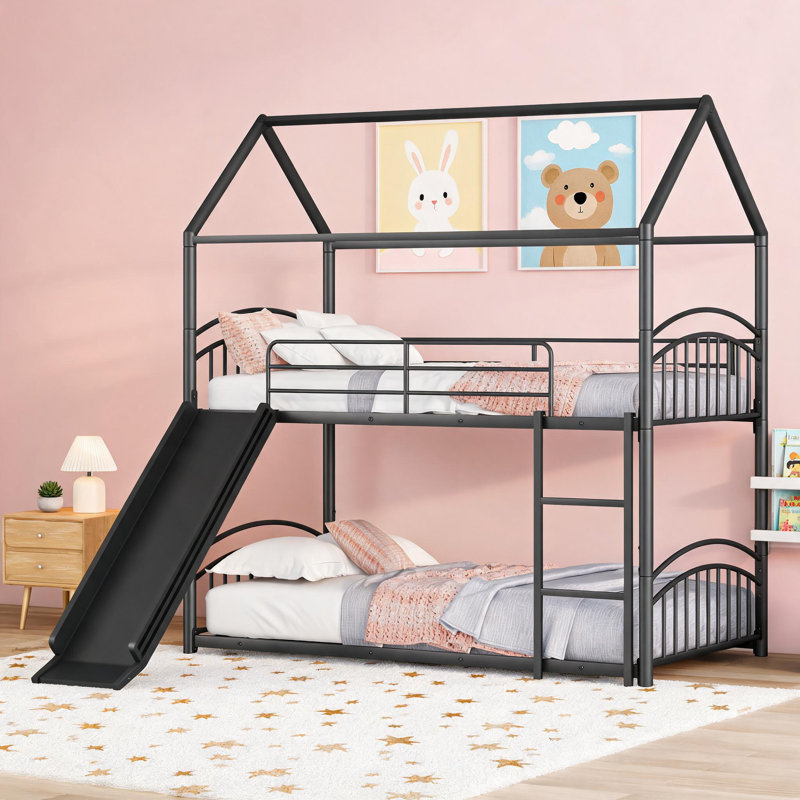 Lit superposé simple au-dessus d'un lit simple en métal noir profond, de style maisonnette avec glissoire pour chambre d'enfant