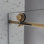 Une porte de douche fixe et une porte décalée sans cadre, de grandes poulies en acier inoxydable 304 de 70 mm avec fonction de fermeture douce réglable, avec nettoyage nano facile et anti-déflagrant