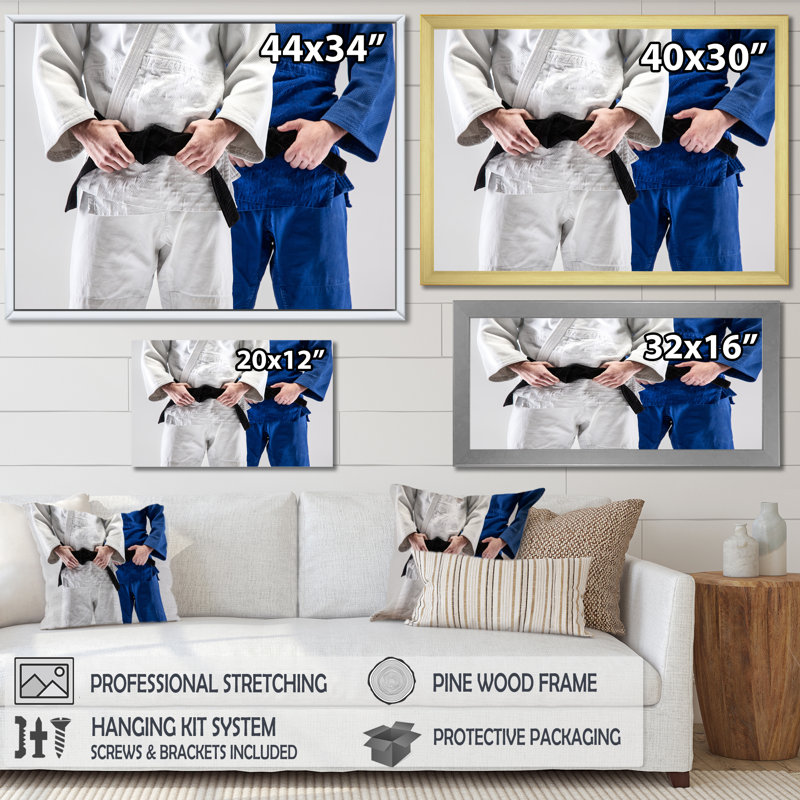 Fighting Judokas Fight Pose Black Belts - reproduction sur toile, Cadre flottant doré, H 24 po x l 32 po x P 1 po