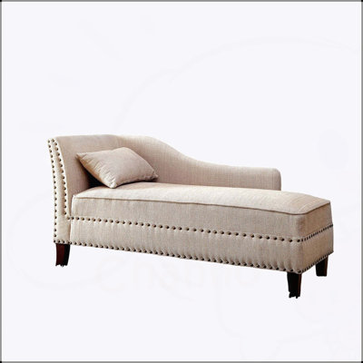 Méridienne en tissu beige avec garniture cloutée et coussin moelleux, parfaite pour les sièges de salon élégants