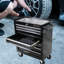 Chariot à outils 7 tiroirs avec roues en noir, contenant verrouillable, glissière à roulement, structure en acier robuste, 4 roulettes mobiles, 2 freins, 7 roulettes noires, boîte, glissières, structure, inclus-862568966