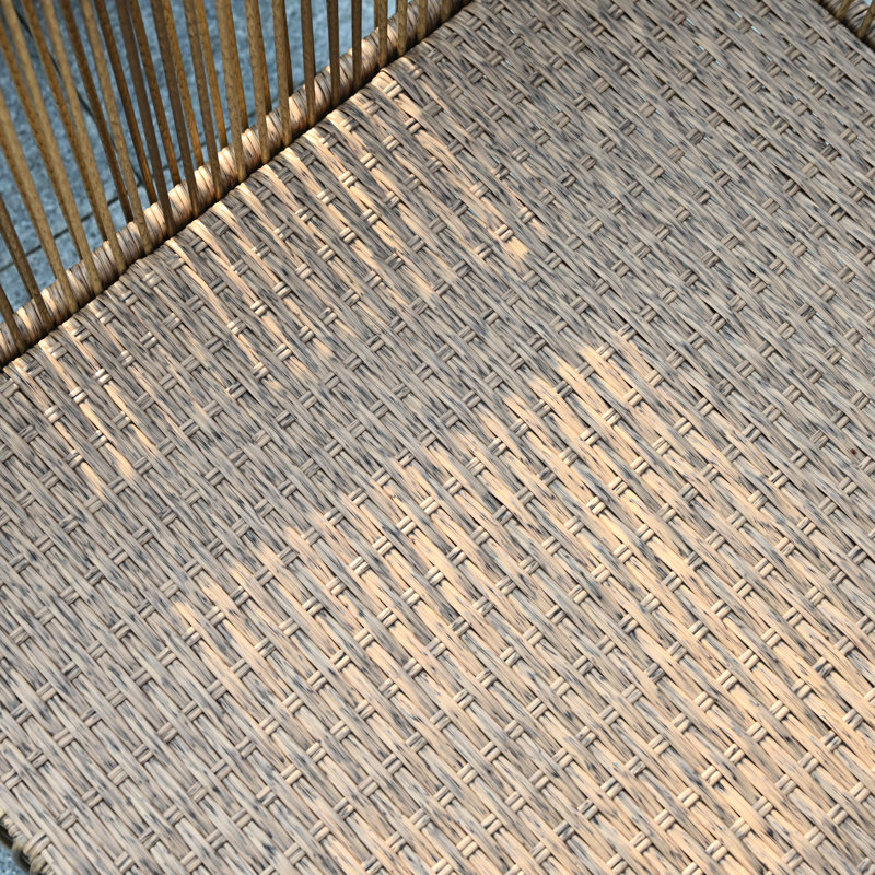 Jardin extérieur Pe 2 avec coussins gris et table utile - Conception pratique