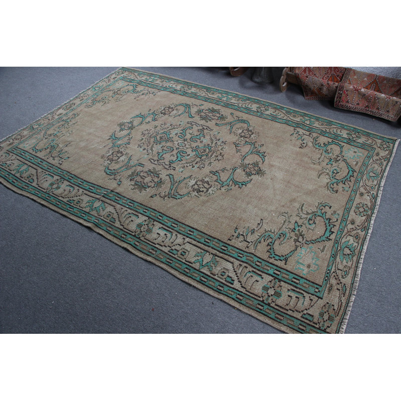 Charmant tapis turc beige et sarcelle avec d'élégants motifs floraux, idéal pour l'esthétique intérieure
