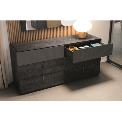 Commode de chambre moderne avec façade cannelée et base en grain de bois