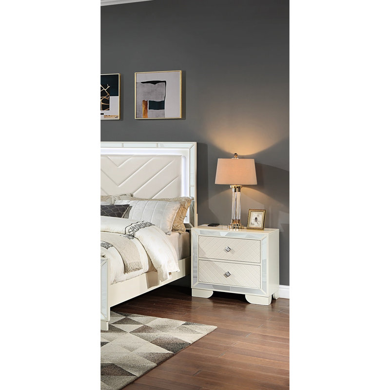 Table de chevet de style contemporain en bois crème avec 2 tiroirs, chargement sans fil et poignées de rangement en bois