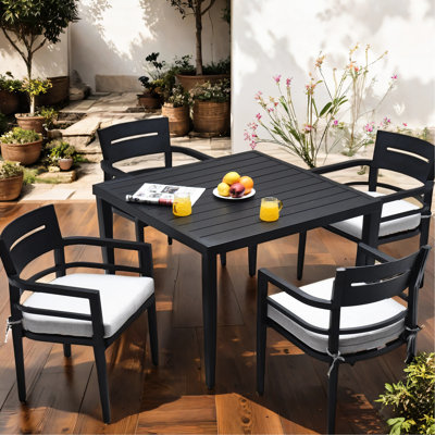 Ensemble de salle à manger d'extérieur 5 pièces - Table carrée de 102 cm avec trou pour parasol et 4 chaises avec coussins, couleur noir braise, design remarquable, en aluminium. Chaises en aluminium.