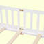 Lit plateforme au sol avec garde-corps et porte-805319144-811018463