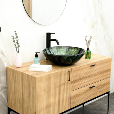 Vasque en verre trempé pour salle de bain, avec robinet noir, bonde clic-clac et élément décoratif central. Convient à de nombreuses pièces.