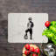 Verre d'art urbain inspiré de Banksy avec un design de garçon et de balle idéal pour un décor urbain tendance-114446850