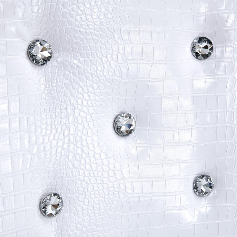 Ensemble de 2 chaises d'appoint gaufrées en alligator rétro au fini blanc avec capitonnage à boutons en cristal et pieds dorés