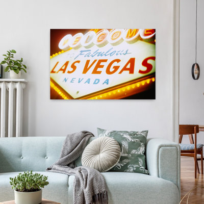 Vue en contre-plongée d'un panneau de bienvenue illuminé la nuit, Las Vegas, Nevada, États-Unis, art rétro