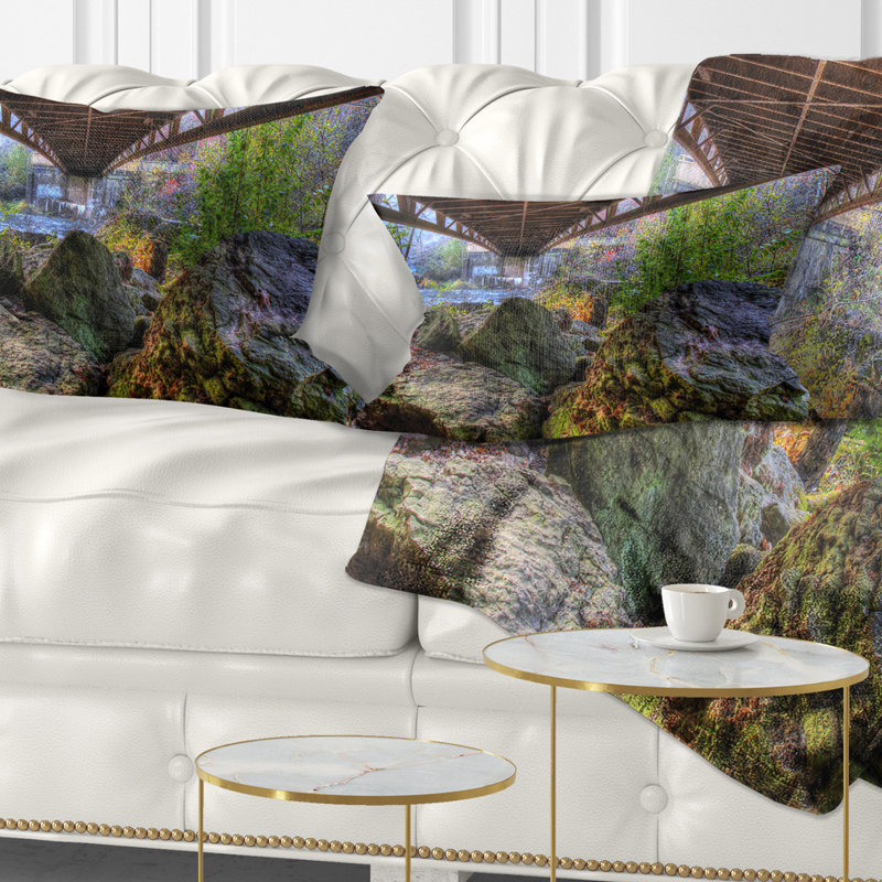 Coussin photographique Large Rocks Under Bridge in Creek, 12 po x 20 po, Coussin lombaire